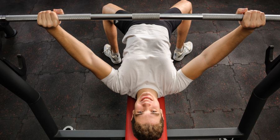 Bankdrücken, Training, junger Mann