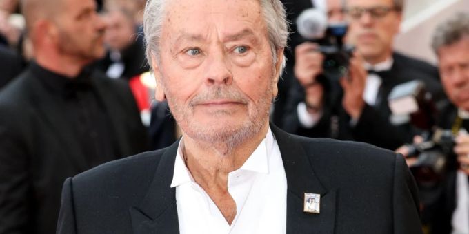 ARCHIV - Der französische Schauspieler Alain Delon bei der Premiere eines Films. Foto: -/Zuma Press/dpa ARCHIV - Der französische Schauspieler Alain Delon bei der Premiere eines Films. Foto: -/Zuma Press/dpa
