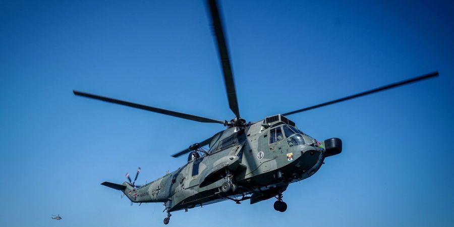 Ein Sea King Mk41-Helikopter bei der Landung.