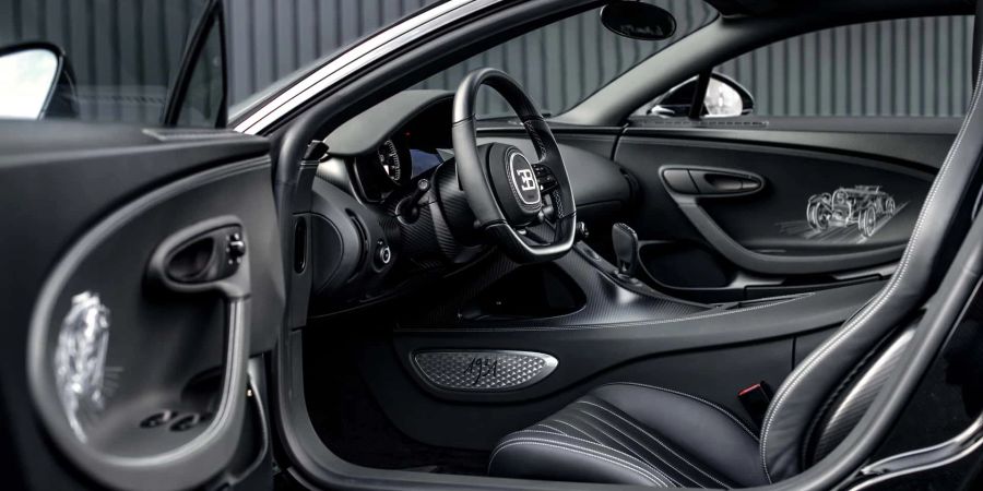 Das schwarze Interieur des Chiron Super Sport Hommage T50S glänzt mit Aluminium-Akzenten und «Perlée»-Muster.