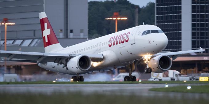 Bei der Swiss stehen wegen Triebwerksproblemen derzeit drei Flugzeuge vom Typ A320 am Boden. Wegen Wartungsarbeiten wird die Fluggesellschaft in den kommenden Monaten laut dem Swiss-Betriebschef aber insgesamt auf acht dieser Flugzeuge verzichten müssen. (Archivbild) swiss