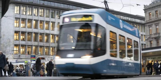Ein Tram fährt durch Zürich. Tram Zürich