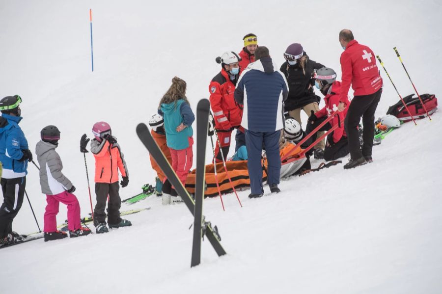 Gemäss Pro Senectute sollte man sich im Alter aber gut aufs Skifahren vorbereiten, um Verletzungen zu vermeiden.