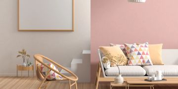 Skandinavisches Wohnzimmer mit rosa Wand