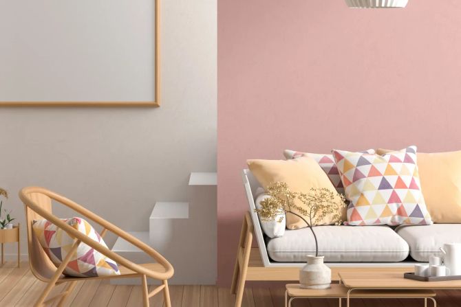 Skandinavisches Wohnzimmer mit rosa Wand