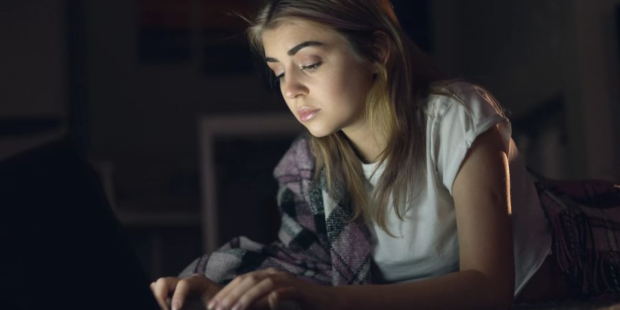 Junge Frau am Laptop