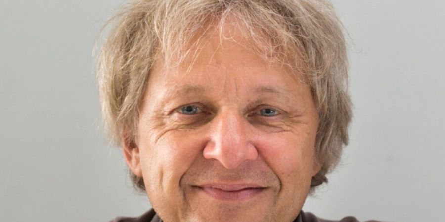 Der Berner Autor Samuel Mumenthaler hat bereits mehrere Bücher über Schweizer Popmusik verfasst. «Beat Pop Protest» etwa erzählt die Entwicklung der Musik und Jugendkultur von den Halbstarken bis zum Flower Power in der Schweiz.