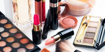 Make-up Sammlung mit Lippenstiften, Lidschattenpaletten und Pinseln