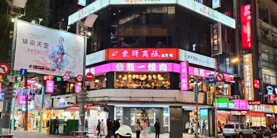 Leuchtende Schilder und Werbungen im Wanhua District in Taipei, Taiwan.