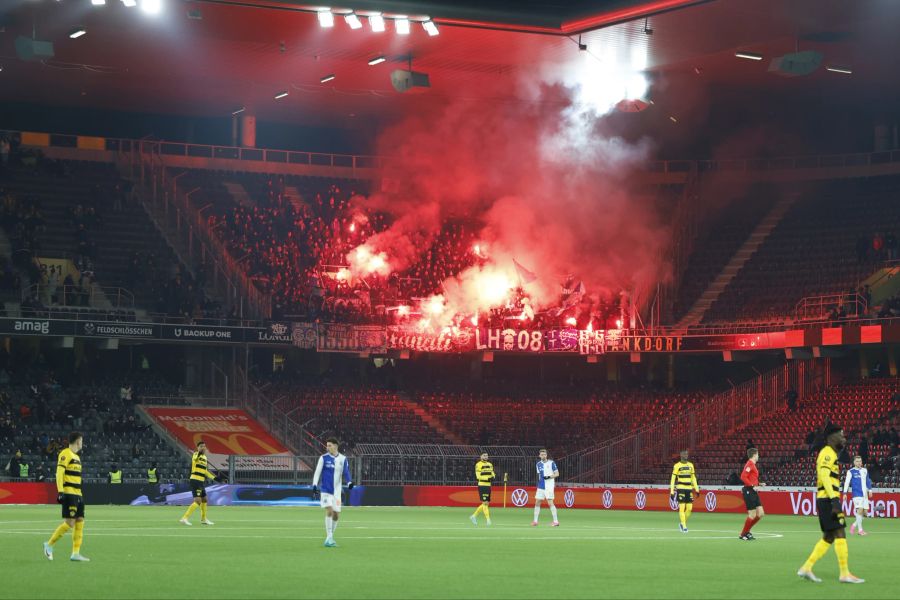 In der zweiten Halbzeit nehmen auch die GC-Fans dann den Support auf. Es kommt Stimmung auf im Wankdorf.