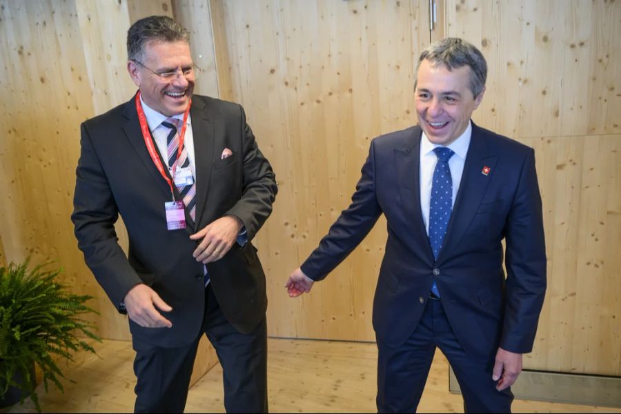 Aussenminister Ignazio Cassis (rechts) spricht mit dem EU-Kommissar für Interinstitutionelle Beziehungen und Vorausschau Maroš Šefčovič, vor einem bilateralen Treffen im «House of Switzerland» am Rande des WEF 2024, am 18. Januar 2024.