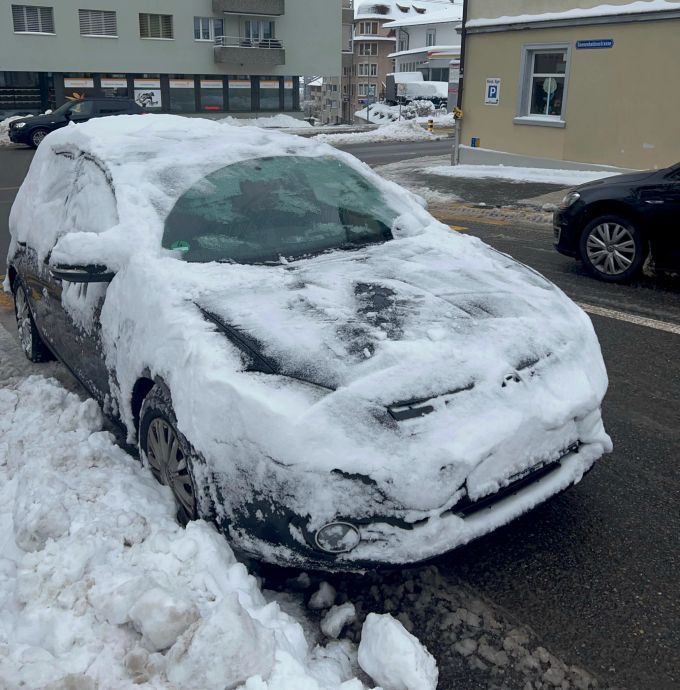 Die Autos müssen enteist werden. Stadtpolizei SG