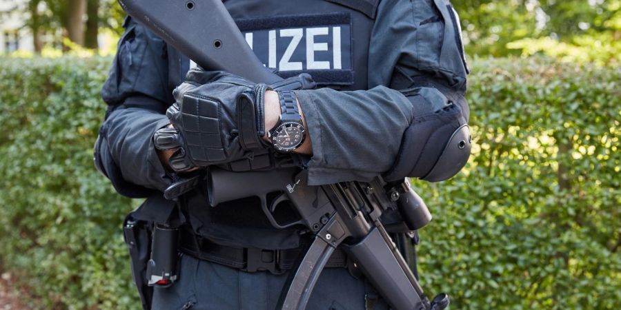 Ein Polizist in SEK-Uniform mit einer MP5-Maschinenpistole (Symbolbild).