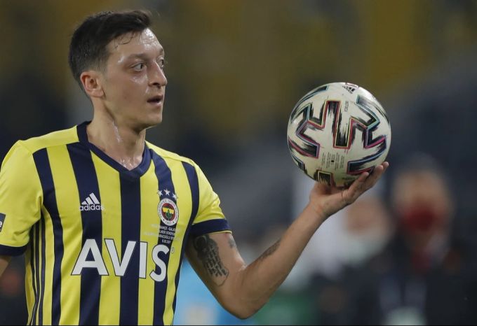 Mesut Özil im Trikot von Fenerbahce Istanbul. Mesut Özil