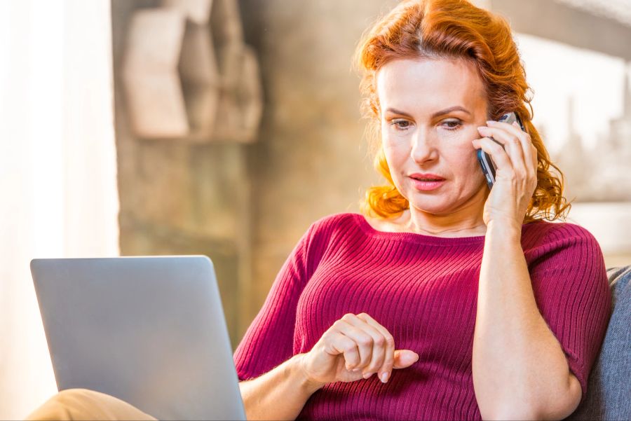 Frau am Handy und Laptop