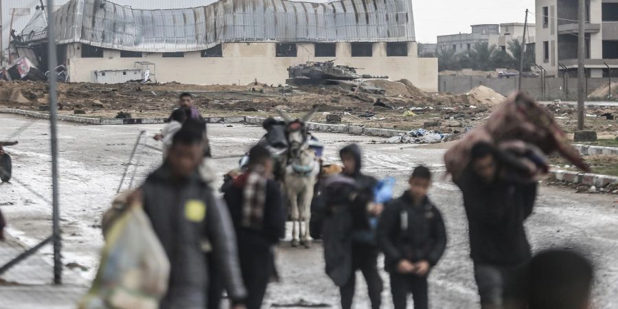 Palästinenser verlassen das Nasser-Krankenhaus und die angrenzenden Schulen in Chan Junis.