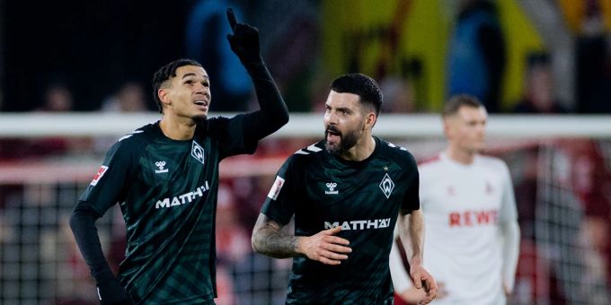 Justin Njinmah (links) schiesst Werder in der Bundesliga zum Sieg über Köln. Bundesliga