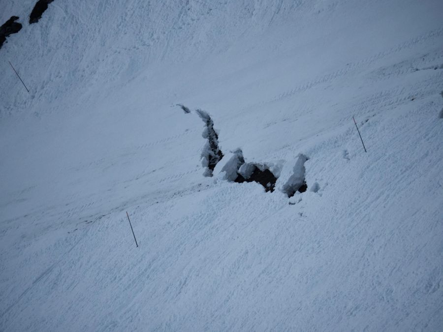 Nach Angaben des Skigebiets sei der milde Januar schuld an dem Riss – und somit auch der Klimawandel.