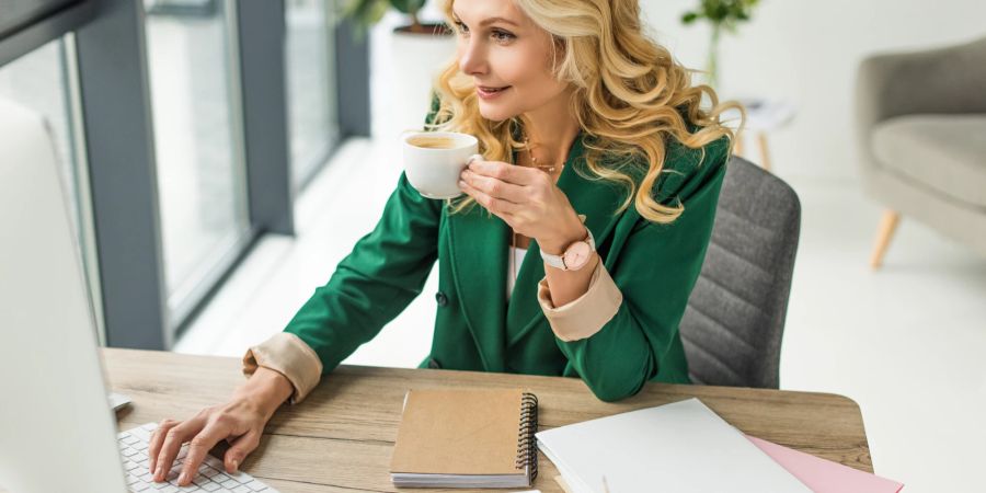 Frau Kaffee Schreibtisch Laptop