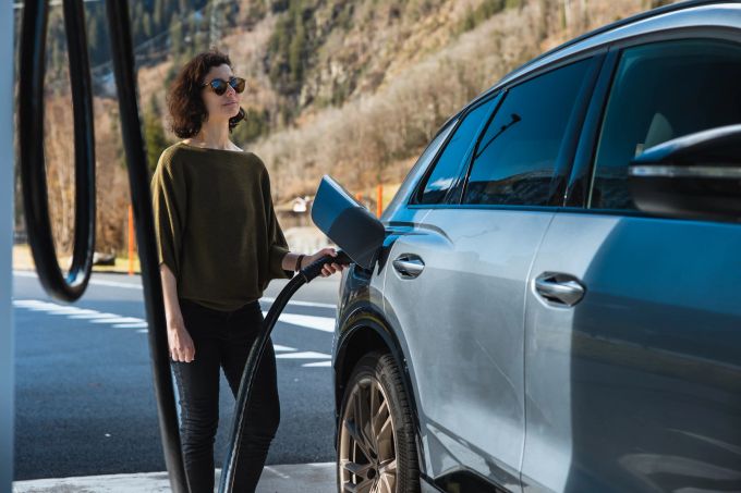 Falls es doch mal kälter werden sollte: Verwende unbedingt die Batterieheizungsfunktion deines Autos, um den Akku vor dem Laden aufzuwärmen. Clyde