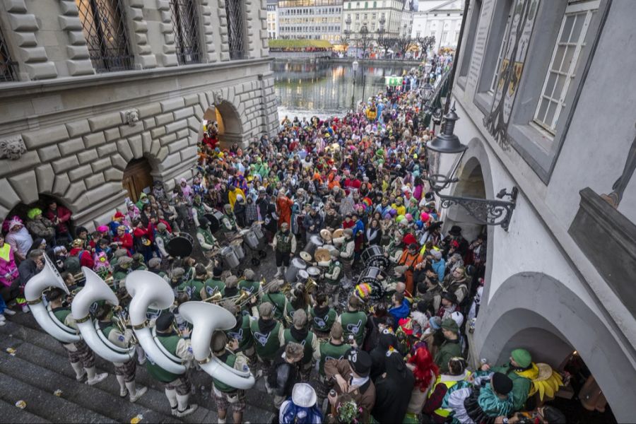 Eine grosse Menschenmenge versammelte sich an der Rathaustreppe und dem Rathaussteg an der Luzerner Fasnacht am heutigen «Schmutzigen Donnerstag».