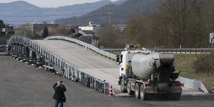 Ein Lastwagen befährt die verbesserte, mobile Baustellenbrücke des Astra auf einem Lagerplatz an der A1 bei Rothrist AG bei einem Medientermin.