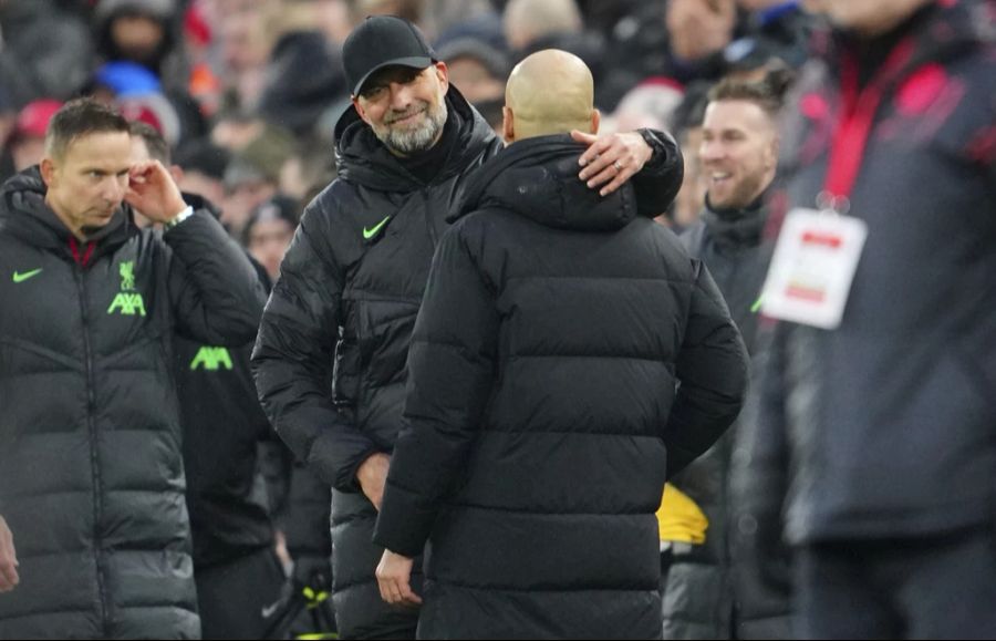 Pep Guardiola und Jürgen Klopp herzen sich beim letzten Aufeinandertreffen.