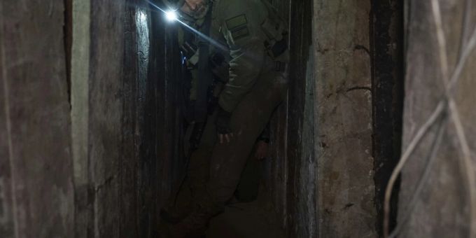 Israelische Soldaten zeigen einen unterirdischen Tunnel. Foto: Ohad Zwigenberg/AP Hamas
