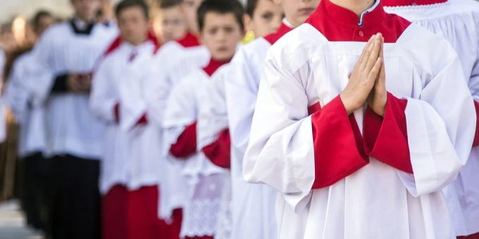 Kinder in einer Prozession vor einer Massenweihe der römisch-katholischen Sekte St. Pius X. in Ecône, Westschweiz im Juni 2014. missbrauchsvorwürfe pius