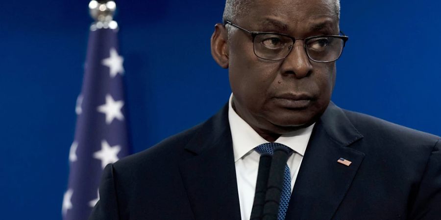 ARCHIV - Lloyd Austin, Verteidigungsminister der USA, gibt nach einem Treffen mit dem israelischen Verteidigungsminister Gallant eine gemeinsame Erklärung zur israelischen Militäroperation im Gazastreifen ab. Foto: Maya Alleruzzo/AP/dpa