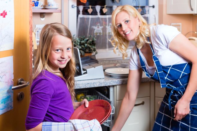 Eine eindeutige, offene Kommunikation ist hilfreich, um die Kinder zum Anpacken zu motivieren. Mutter, Kind, Haushalt, Hilfe