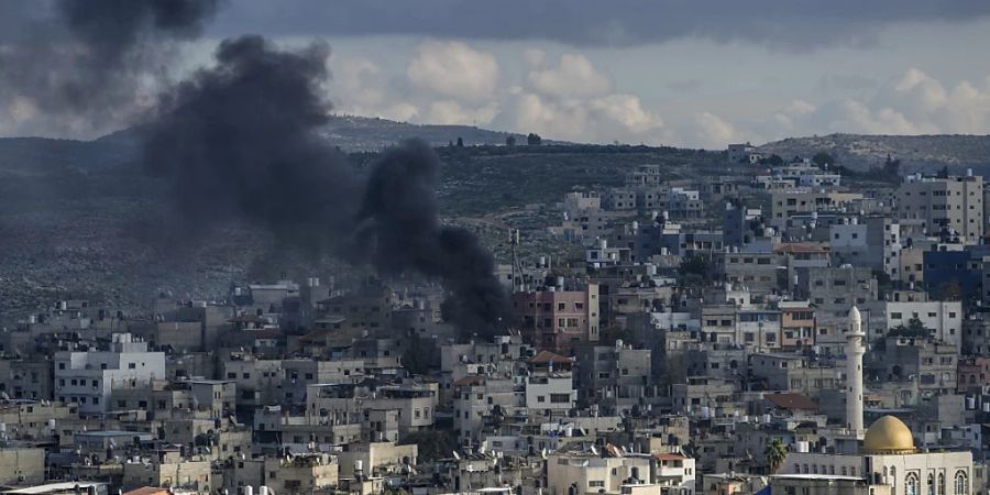 Rauch steigt während einer Razzia der israelischen Armee im Flüchtlingslager Nur Shams auf. Israels Militär hat diese nach eigenen Angaben nach mehr als 40 Stunden beendet. Foto: Majdi Mohammed/AP/dpa