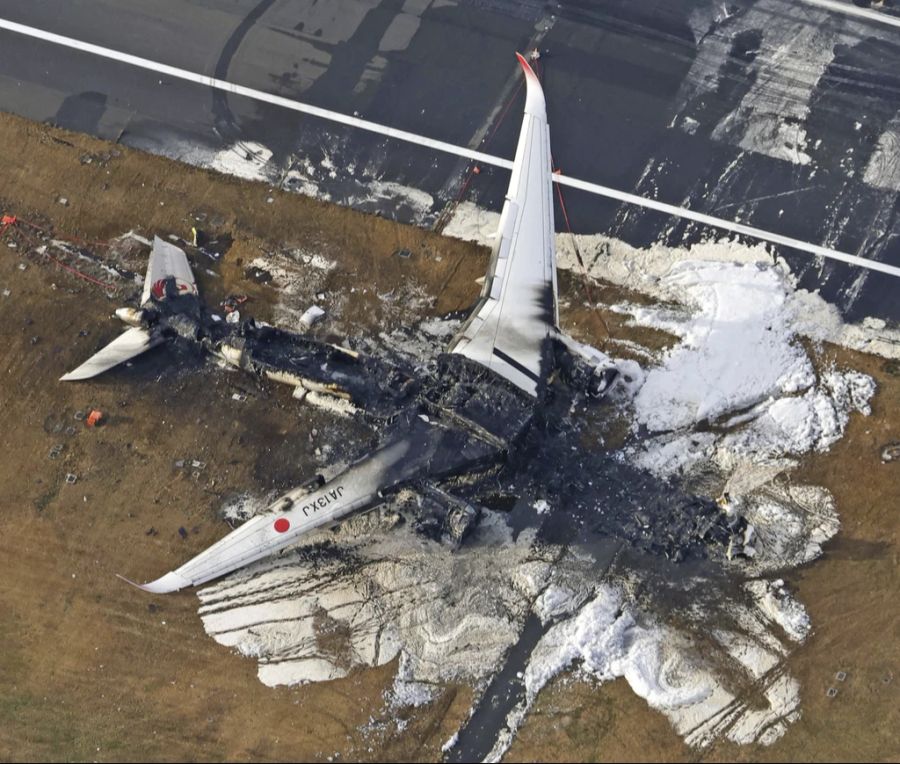 Am Dienstag kam es auf dem Flughafen Haneda in Tokio zu einem Crash zwischen einer Japan-Airline-Maschine und einem Flugzeug der Küstenwache.