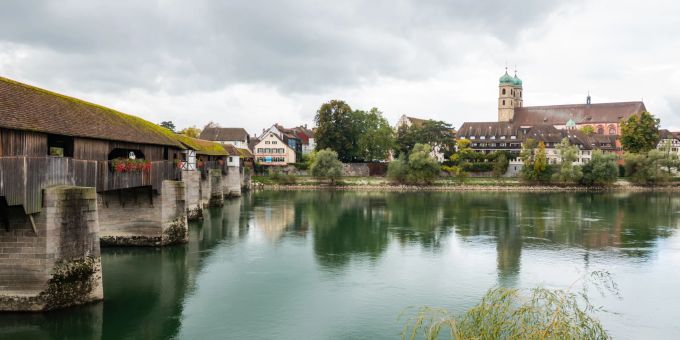 Die Säckinger Brücke in Stein AG mit Blick auf das Rheinufer in Säckingen DE. Stein AG