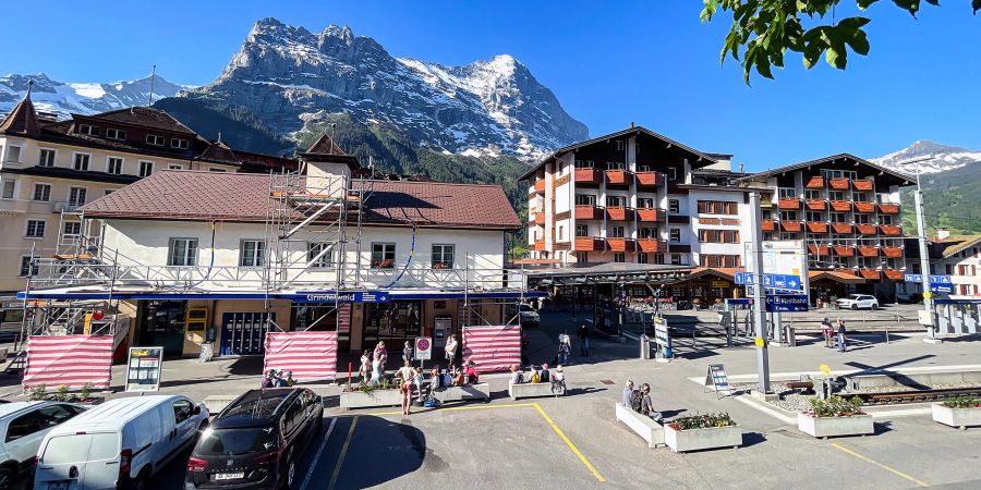 Der Bahnhof Grindelwald mit dem Eiger im Hintergrund.