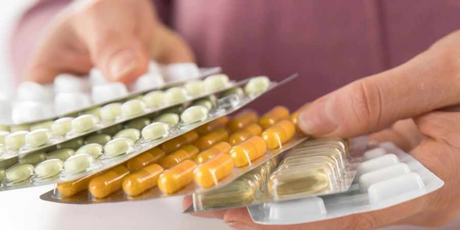 Medikamente Tabletten Zäpfchen Pillen bunt Hand