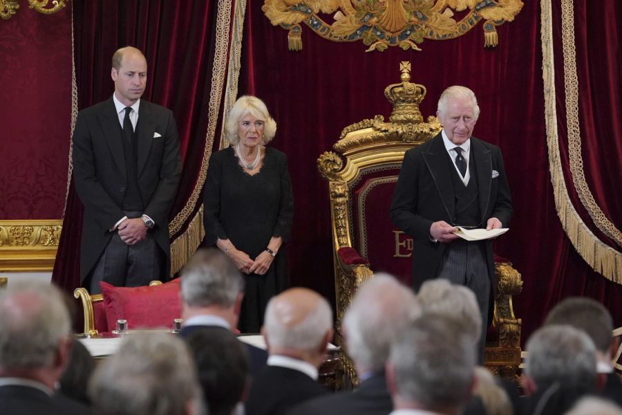 Von links: Prinz William, Königsgemahlin Camilla und King Charles.