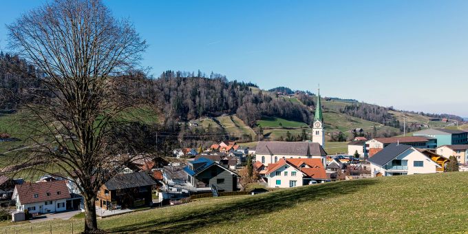 Blick auf Hasle (LU) mit der kath. Kirche und der Schulanlage hinten rechts im Bild. Blick auf Hasle (LU) mit der kath. Kirche und der Schulanlage hinten rechts im Bild.