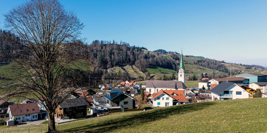 Blick auf Hasle (LU) mit der kath. Kirche und der Schulanlage hinten rechts im Bild.