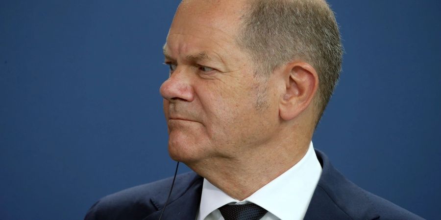 Bundeskanzler Olaf Scholz (SPD) verfolgt angespannt den Ausführungen des Präsidenten der Palästinensischen Autonomiebehörde.