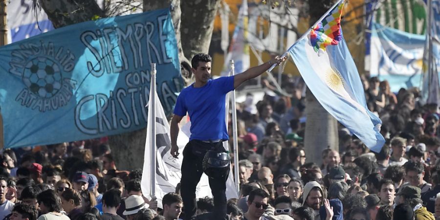 Anhänger der argentinischen Vizepräsidentin Fernandez de Kirchner versammeln sich auf der Plaza de Mayo, nachdem eine Person vor ihrem Haus in Buenos Aires, Argentinien, eine Waffe auf sie gerichtet hatte. Foto: Natacha Pisarenko/AP/dpa