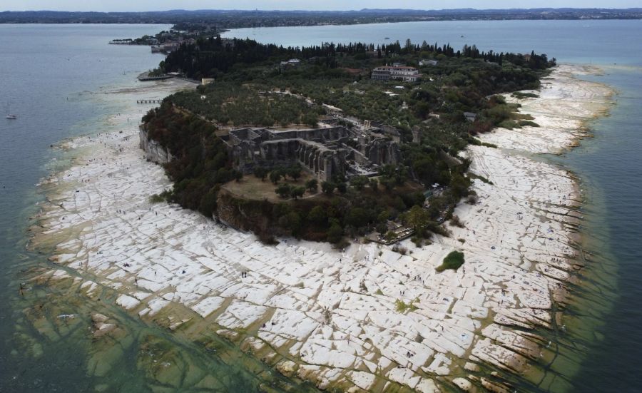 Ein Blick auf die Halbinsel Sirmione am Gardasee, Italien, Freitag, 12. August 2022. Der Wasserstand des Gardasees ist nach einer schweren Dürre kritisch gesunken, was dazu geführt hat, dass rund um die Halbinsel Sirmione Felsen aufgetaucht sind.