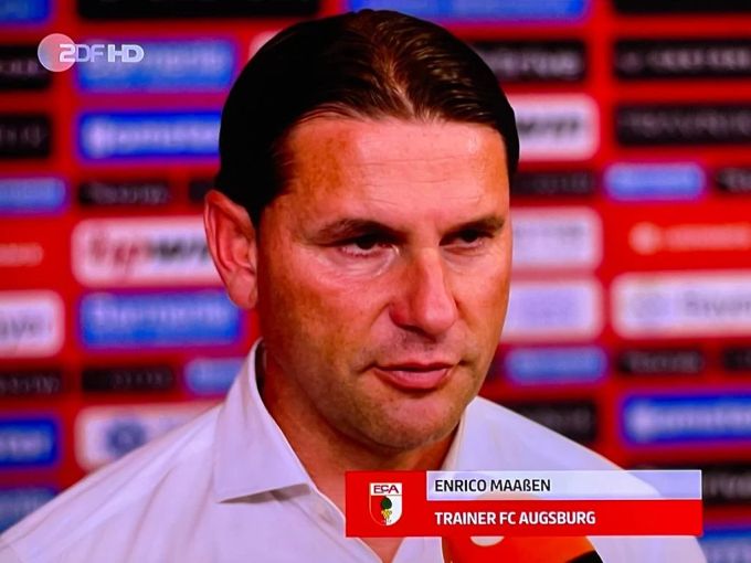 Auch das noch: Leverkusen-Trainer Gerardo Seoane wird fälschlicherweise mit dem Namen des gegnerischen Trainers angeschrieben. Gerardo Seoane
