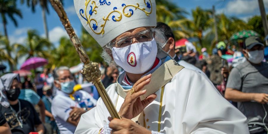 Kardinal Leopoldo Brenes segnet die Gläubigen bei der Ankunft an der Kathedrale in Managua, Nicaragua.