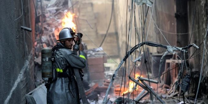 Löscharbeiten nach Angriff in Gaza. Erneut gibt es mehr als 100 Tote in dem Küstengebiet. (Archivbild) Gaza