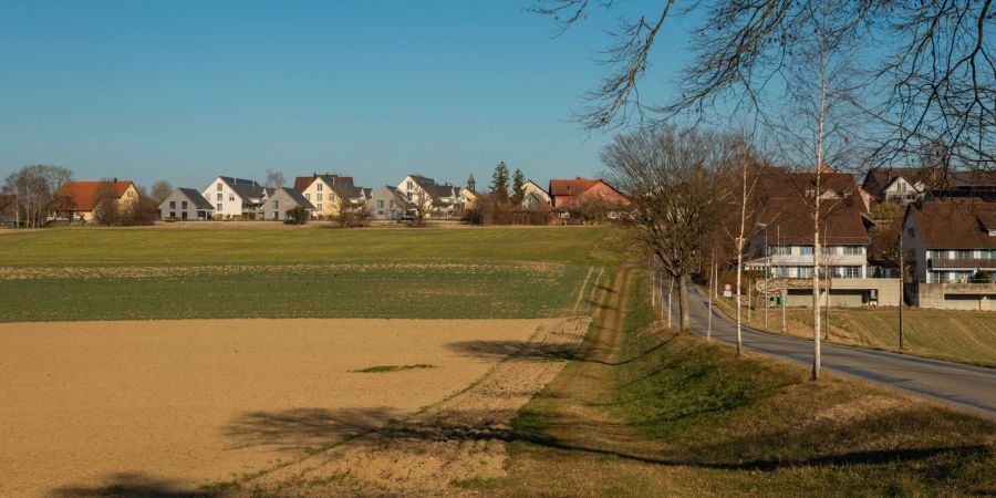 Blick auf die Gemeinde Adlikon im Zürcher Weinland.