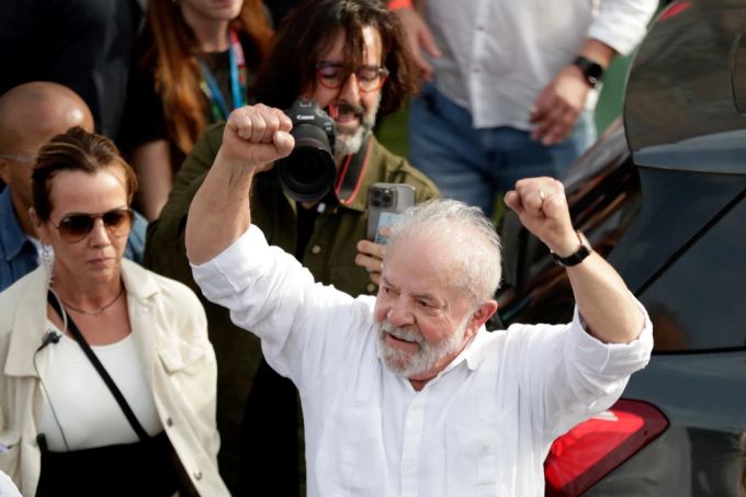 Luiz Inácio Lula da Silva jubelt in die Menge. Lula da Silva