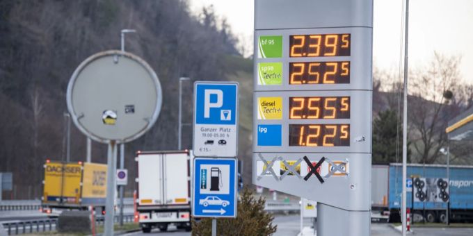 Wegen Rheinpegel - Hohe Frachtkosten treiben Benzinpreis in die Höhe