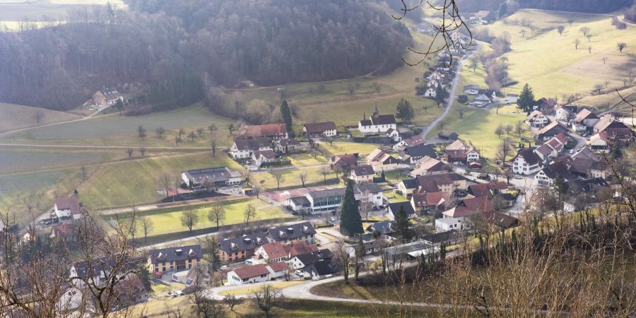 Der Dorfkern Thalheims mit Schule und Kirche.