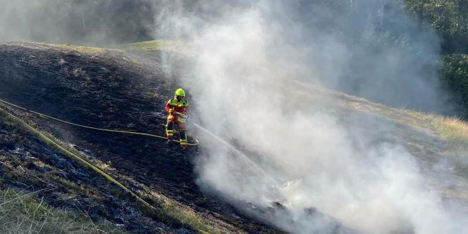 Weite: Heuhaufen in Brand Weite: Heuhaufen in Brand
